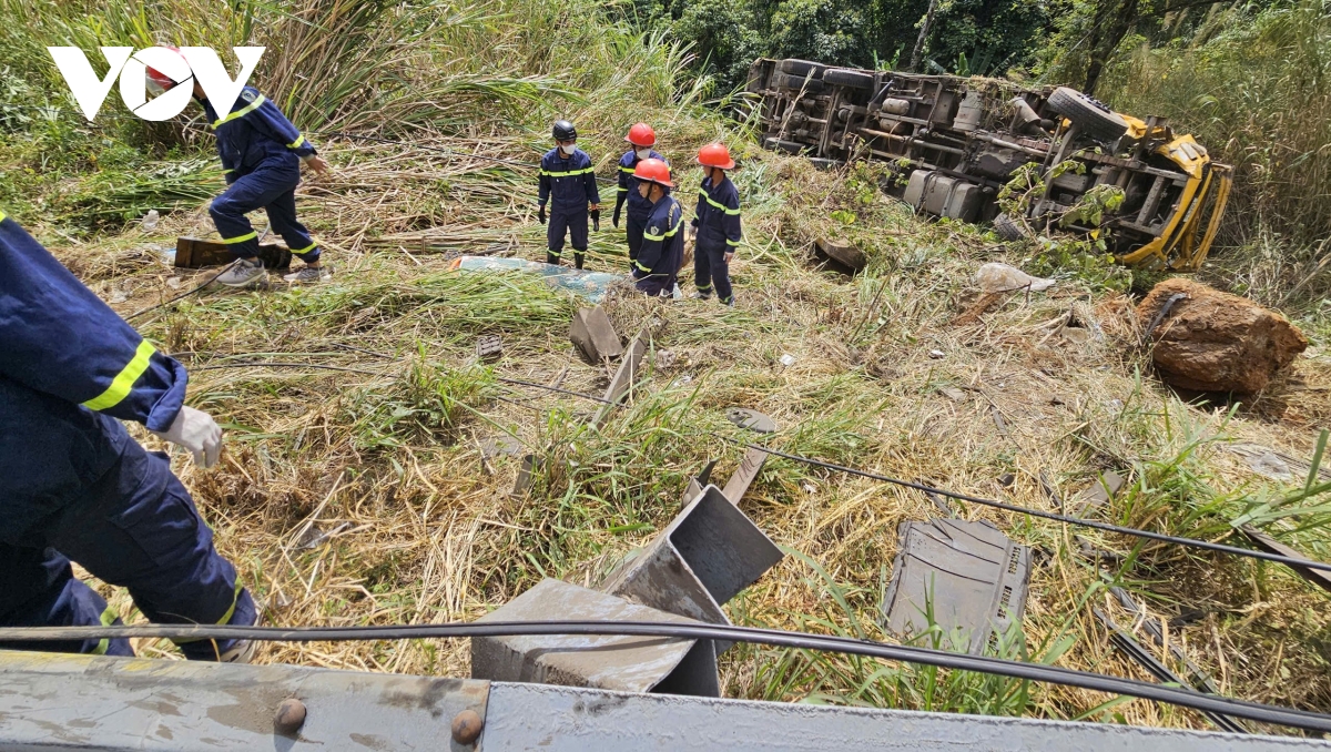 xe tai lao xuong vuc deo bao loc, tai xe tu vong hinh anh 1