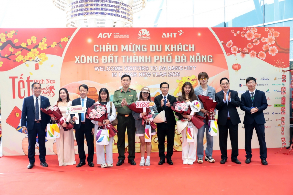 Đà Nẵng đón du khách nước ngoài xông đất năm mới Bính Ngọ 2026