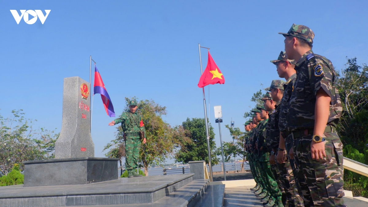 thap sang mua xuan bien cuong hinh anh 1