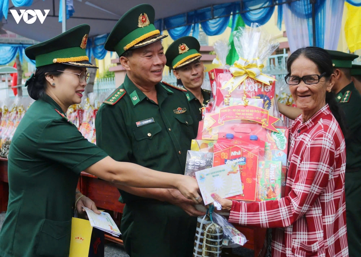 thap sang mua xuan bien cuong hinh anh 3