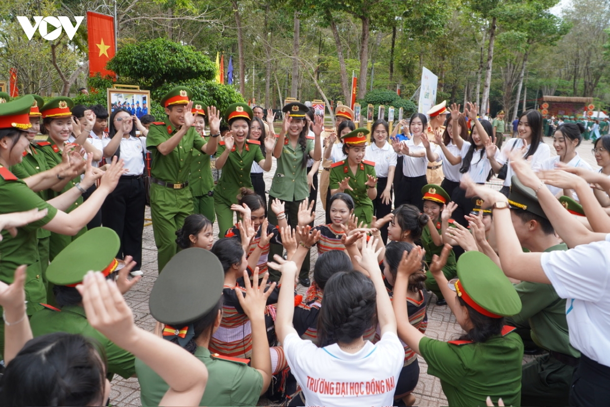 Dong nai mang tet som den dong bao, chien si vung bien hinh anh 4