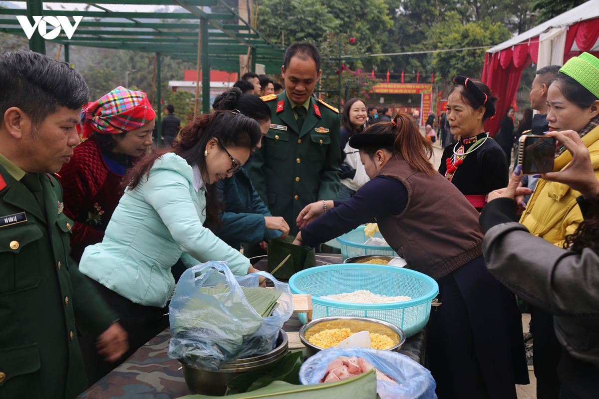 De dong bao bien gioi co tet dam am, du day hinh anh 2