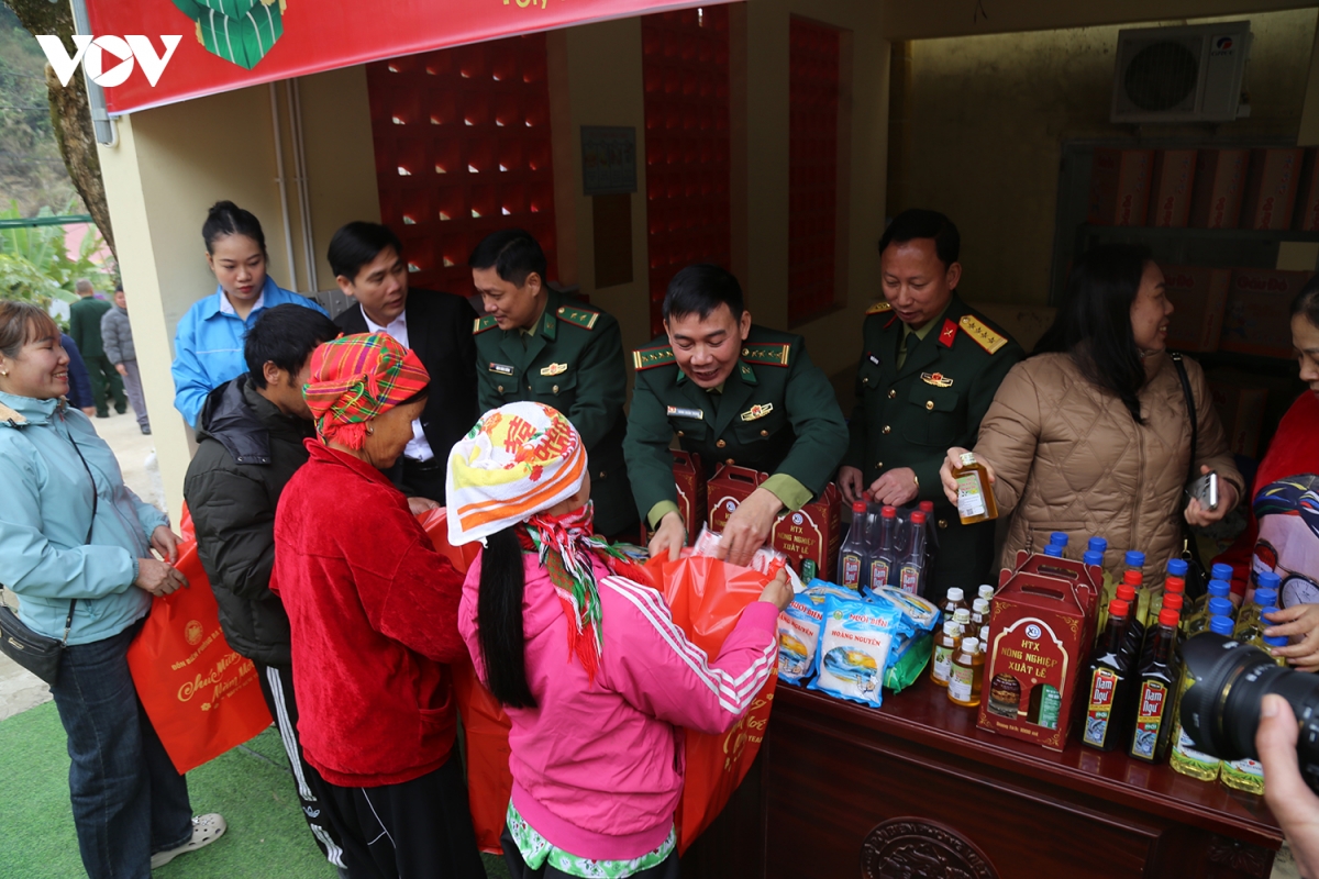 De dong bao bien gioi co tet dam am, du day hinh anh 3