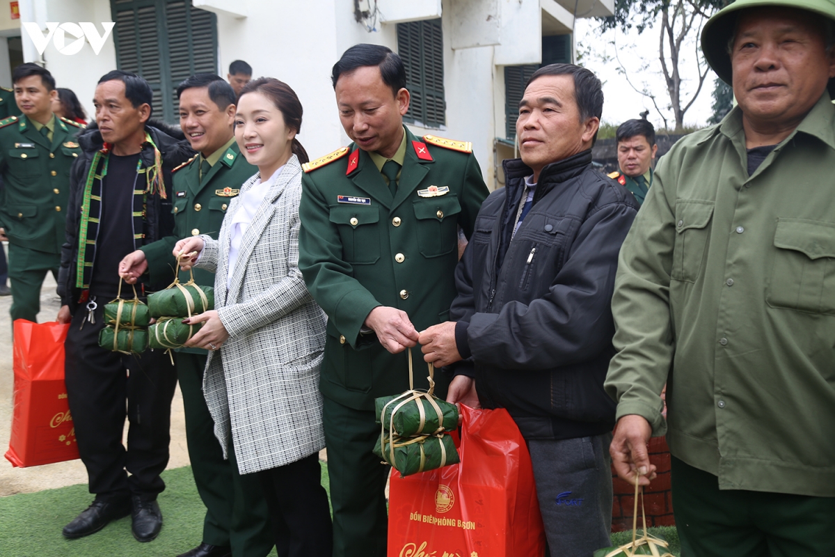 De dong bao bien gioi co tet dam am, du day hinh anh 4