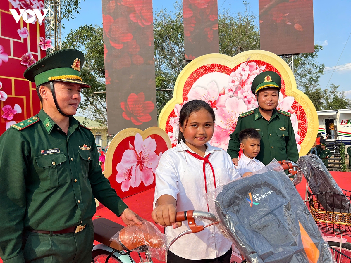 xuan bien phong am long buon lang bien gioi Dak lak hinh anh 1