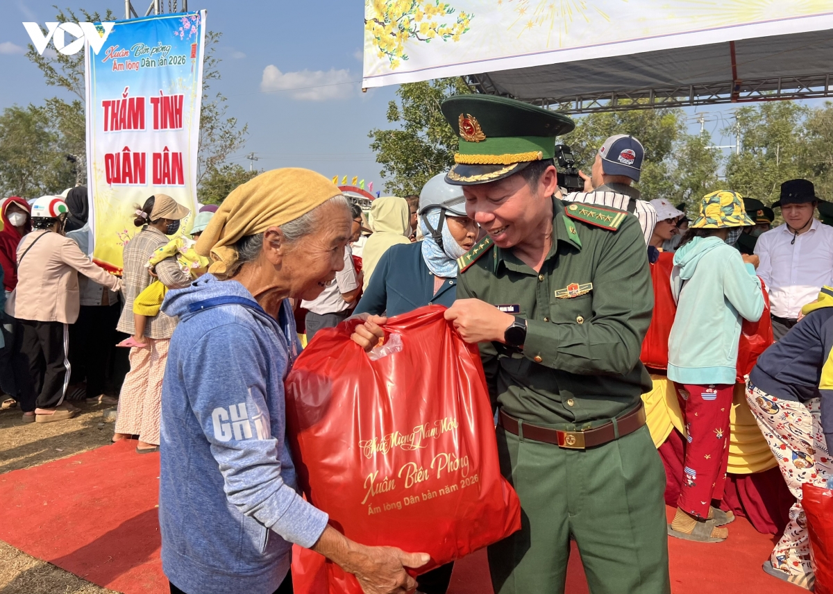 xuan bien phong am long buon lang bien gioi Dak lak hinh anh 2