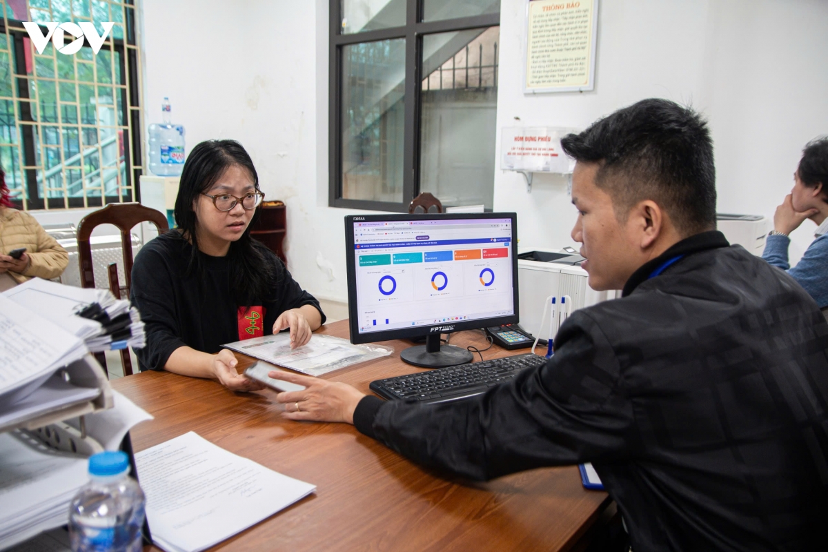 cac co quan cong so ha noi nghiem tuc lam viec ngay dau nam moi hinh anh 17