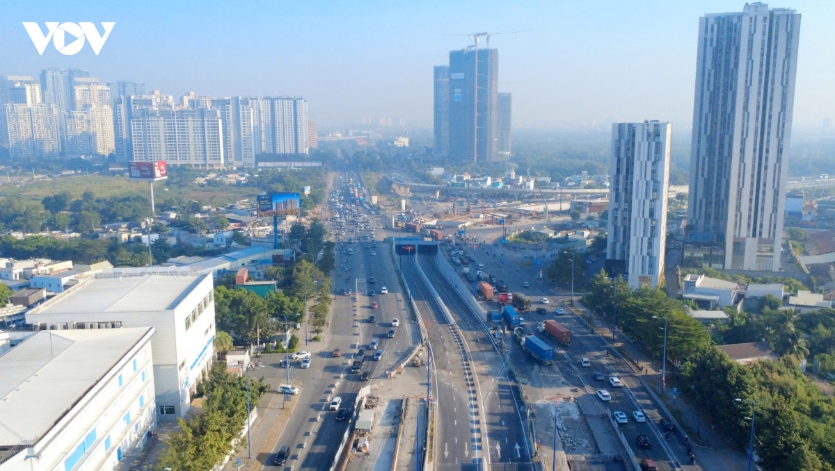 tp.hcm no luc tang truong hai con so ngay tu dau nam hinh anh 2