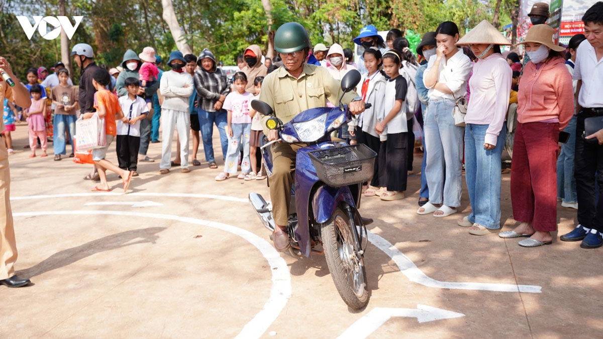  suoi am bien cuong , mang tet som den ba con vung bien o Dong nai hinh anh 3