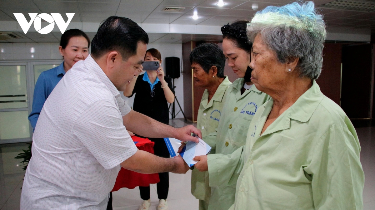 Chia sẻ hơi ấm mùa Xuân với bệnh nhân khó khăn tại Cần Thơ