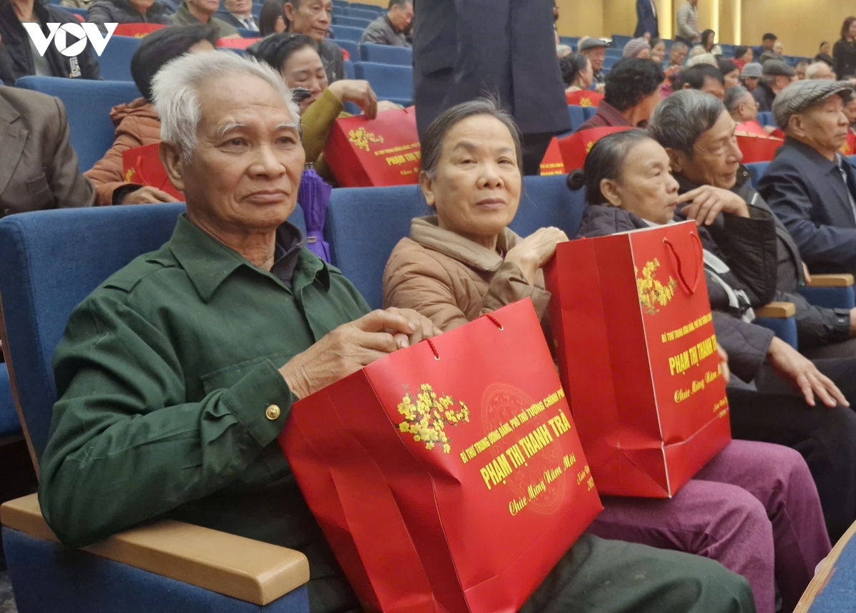 lao cai cham lo cac doi tuong chinh sach, cong nhan, ho ngheo dip tet nguyen dan hinh anh 3