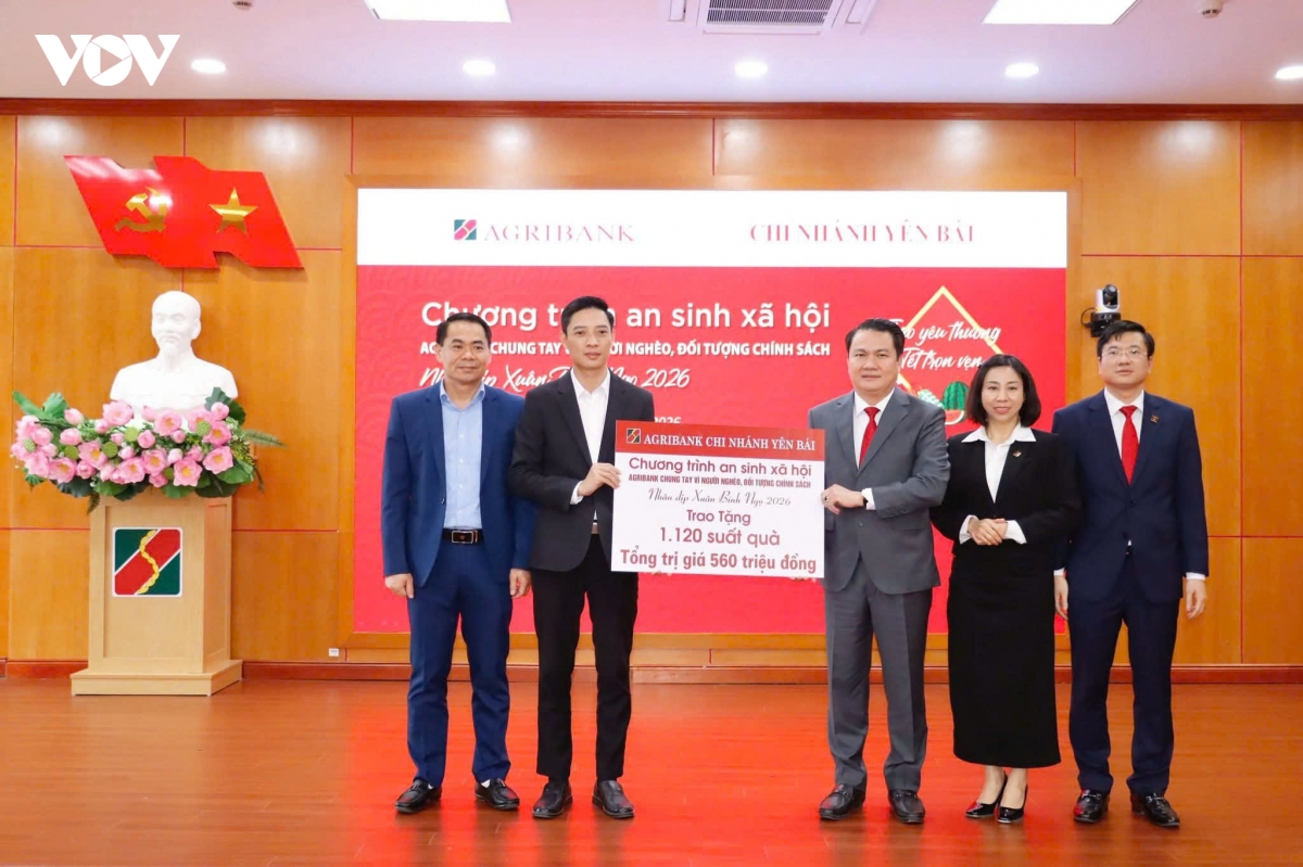 lao cai cham lo cac doi tuong chinh sach, cong nhan, ho ngheo dip tet nguyen dan hinh anh 2