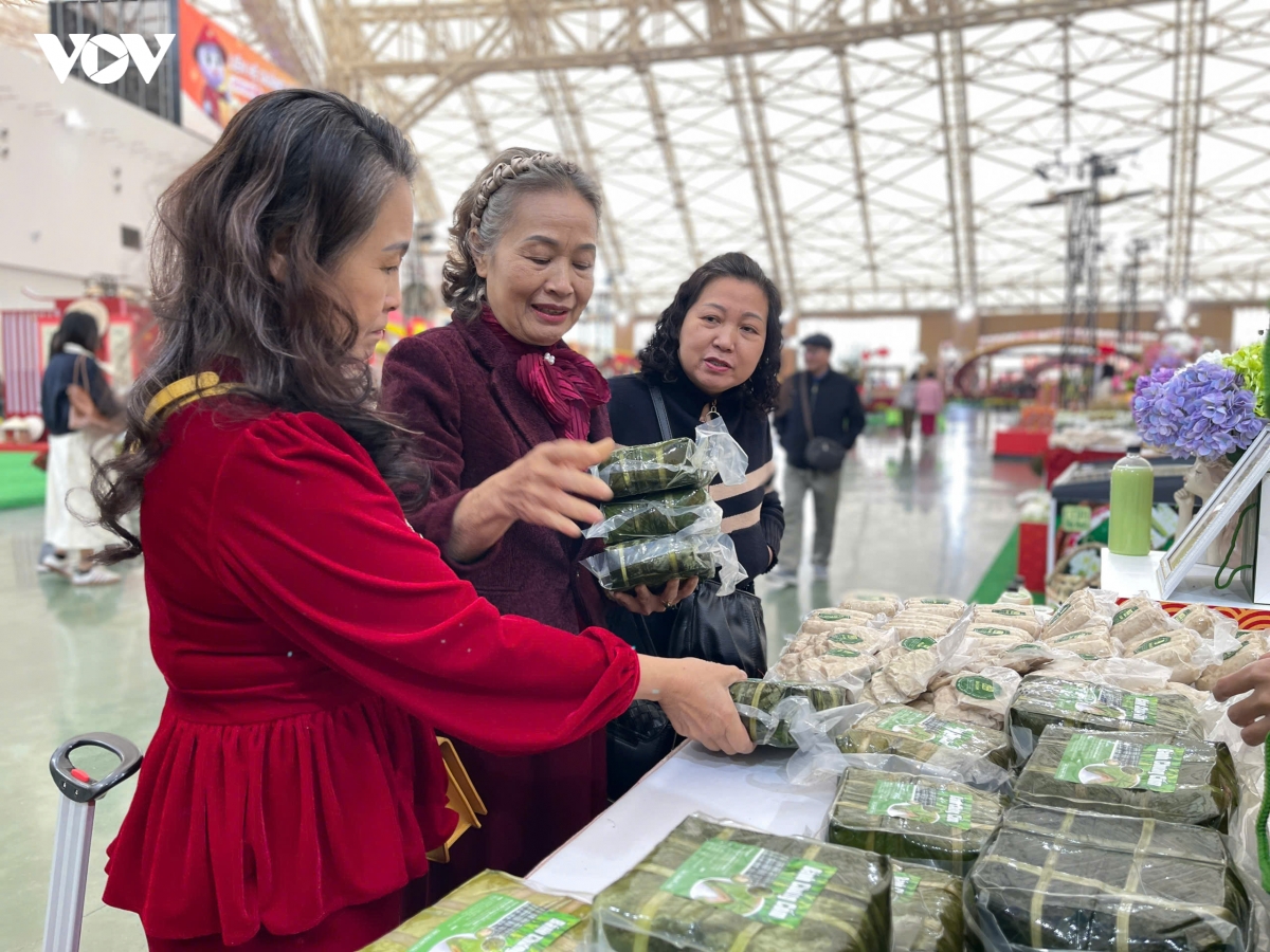 thuong mai hoa di san am thuc co hoi va du dia tang truong cua banh chung viet hinh anh 3