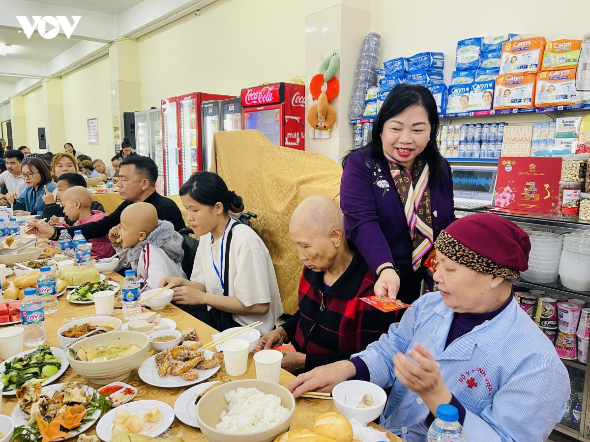 hon 1000 nguoi benh quay quan com tat nien benh vien k hinh anh 3