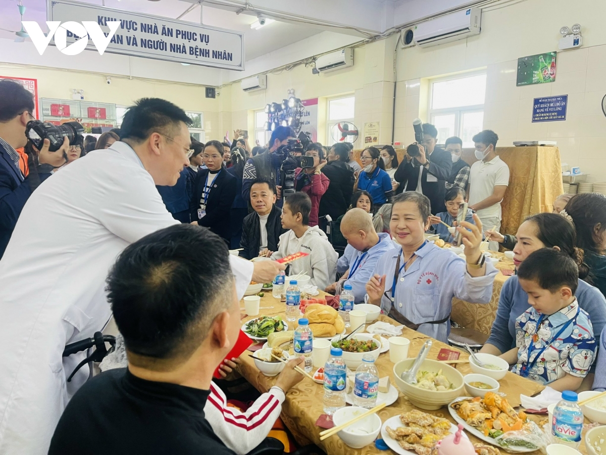 Hơn 1000 người bệnh quây quần cơm tất niên Bệnh viện K