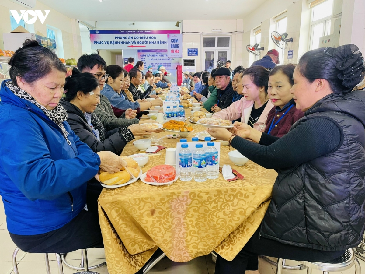 hon 1000 nguoi benh quay quan com tat nien benh vien k hinh anh 1