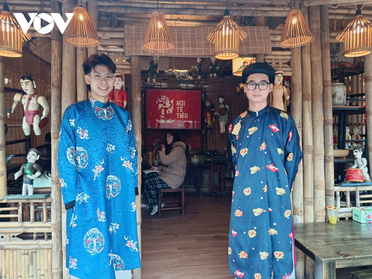 Người trẻ mặc cổ phục du xuân, hướng về giá trị truyền thống của Tết Việt