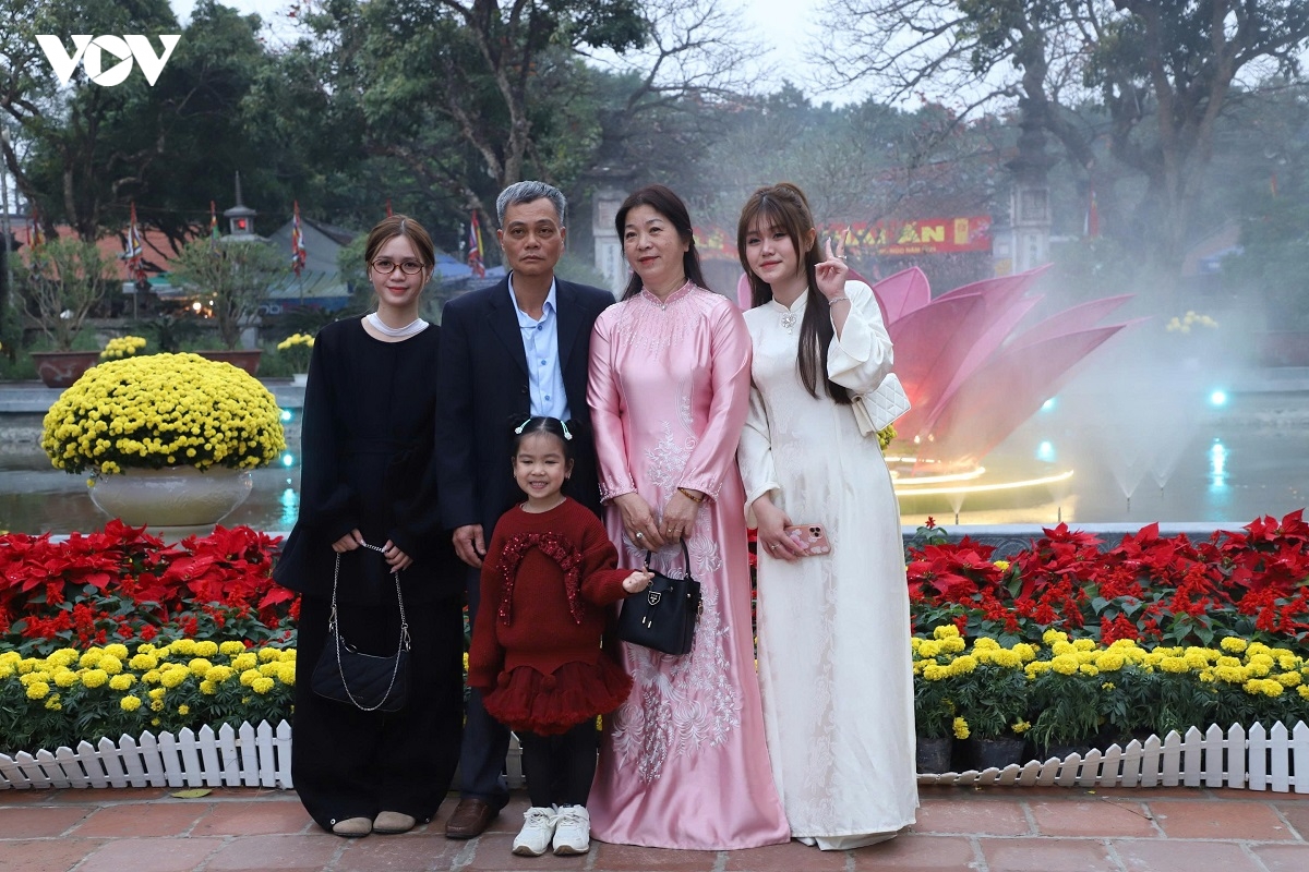 the he z noi buoc ong ba, no nuc do ve Den tran dip tet binh ngo 2026 hinh anh 11