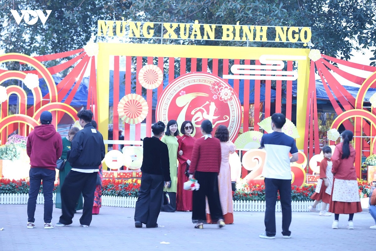 the he z noi buoc ong ba, no nuc do ve Den tran dip tet binh ngo 2026 hinh anh 12