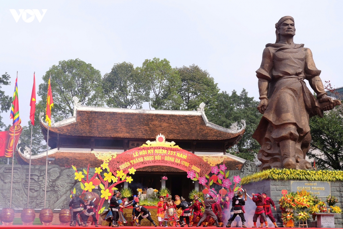 nguoi dan thu do no nuc du le hoi go Dong Da xuan binh ngo 2026 hinh anh 16