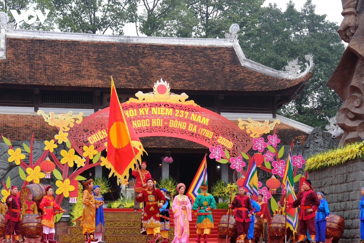 nguoi dan thu do no nuc du le hoi go Dong Da xuan binh ngo 2026 hinh anh 12