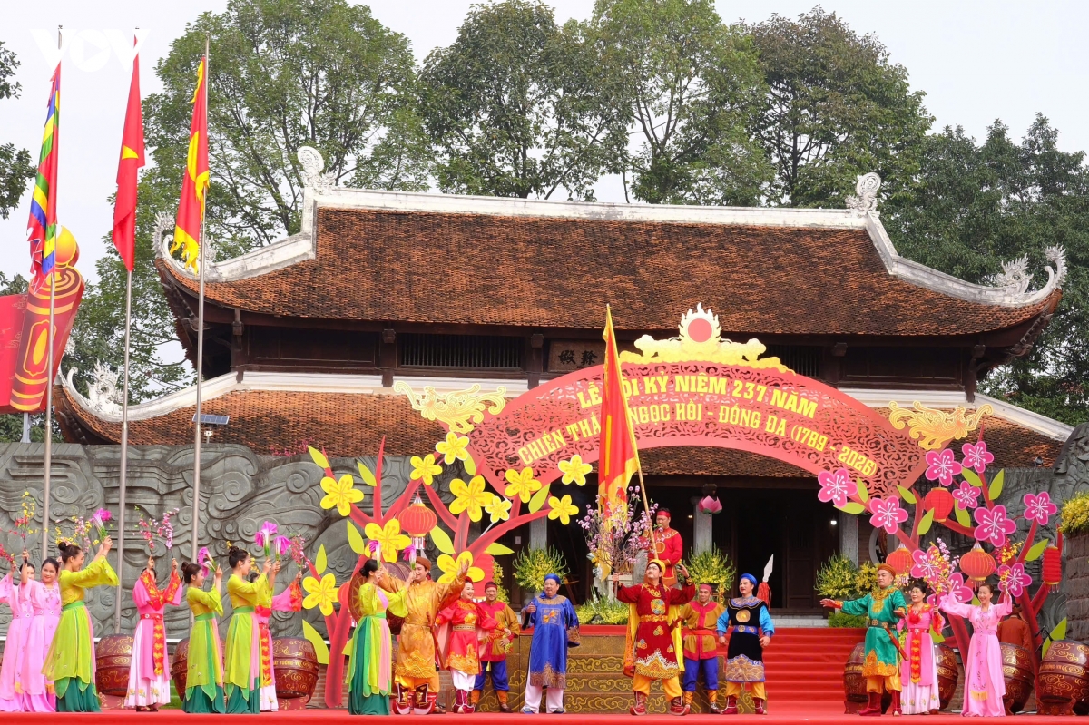 nguoi dan thu do no nuc du le hoi go Dong Da xuan binh ngo 2026 hinh anh 18