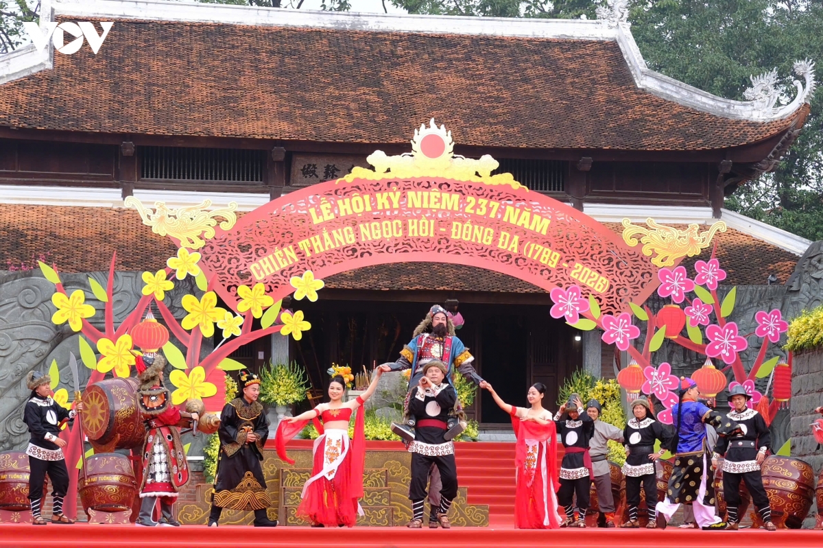 nguoi dan thu do no nuc du le hoi go Dong Da xuan binh ngo 2026 hinh anh 13