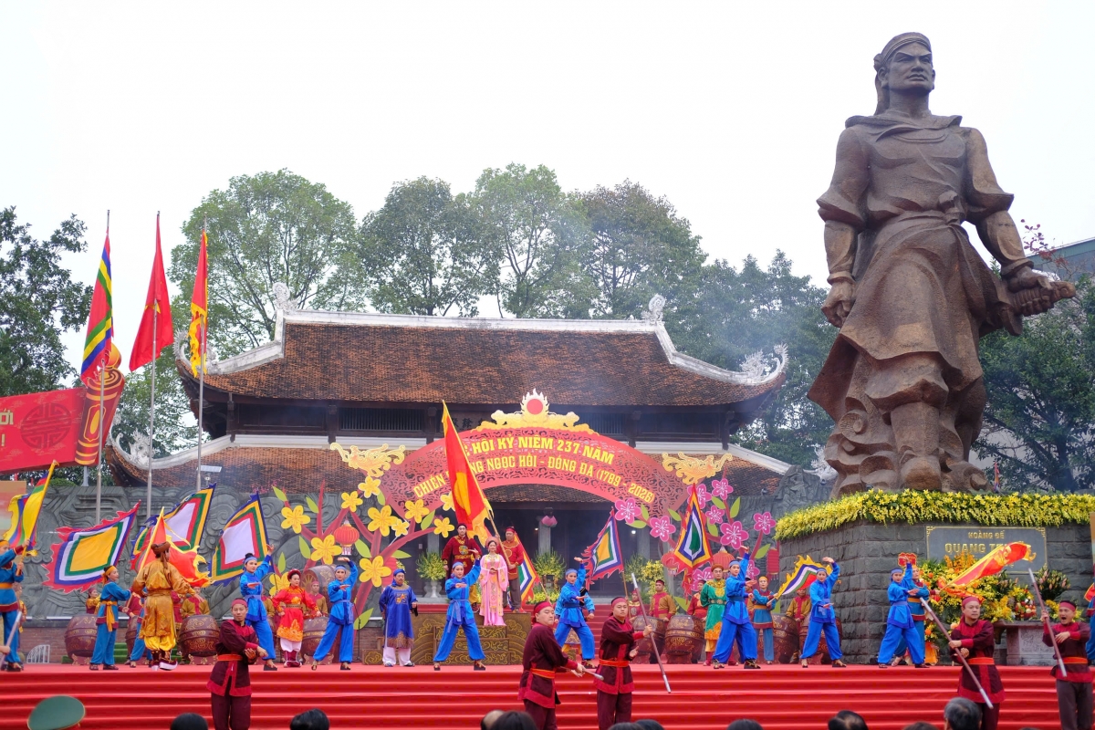 nguoi dan thu do no nuc du le hoi go Dong Da xuan binh ngo 2026 hinh anh 11