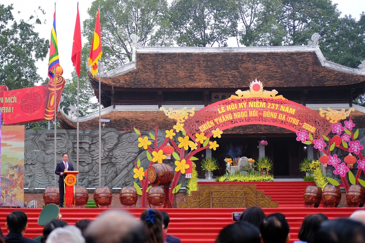 nguoi dan thu do no nuc du le hoi go Dong Da xuan binh ngo 2026 hinh anh 8