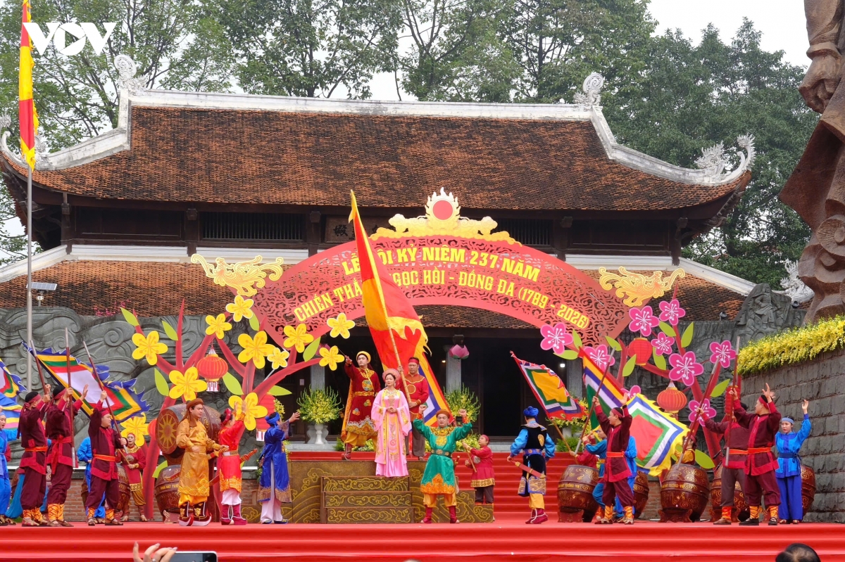 nguoi dan thu do no nuc du le hoi go Dong Da xuan binh ngo 2026 hinh anh 15