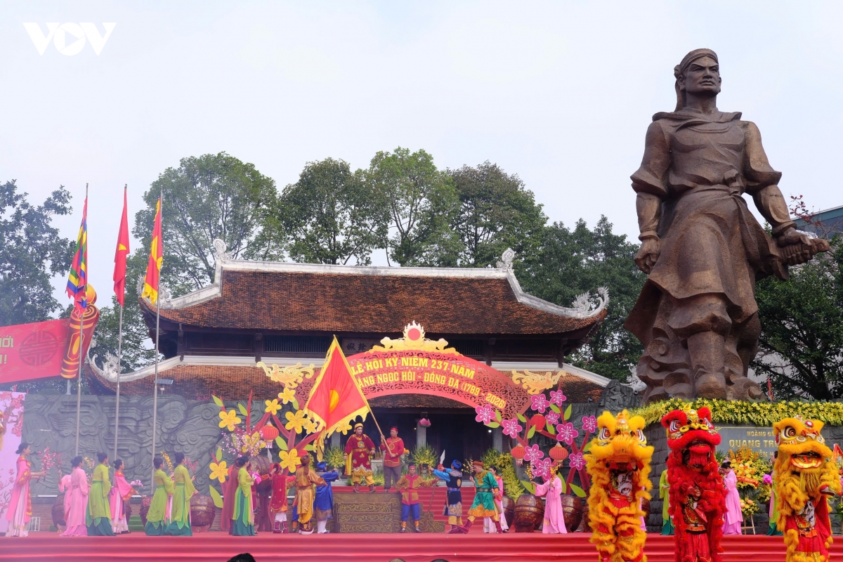 nguoi dan thu do no nuc du le hoi go Dong Da xuan binh ngo 2026 hinh anh 17