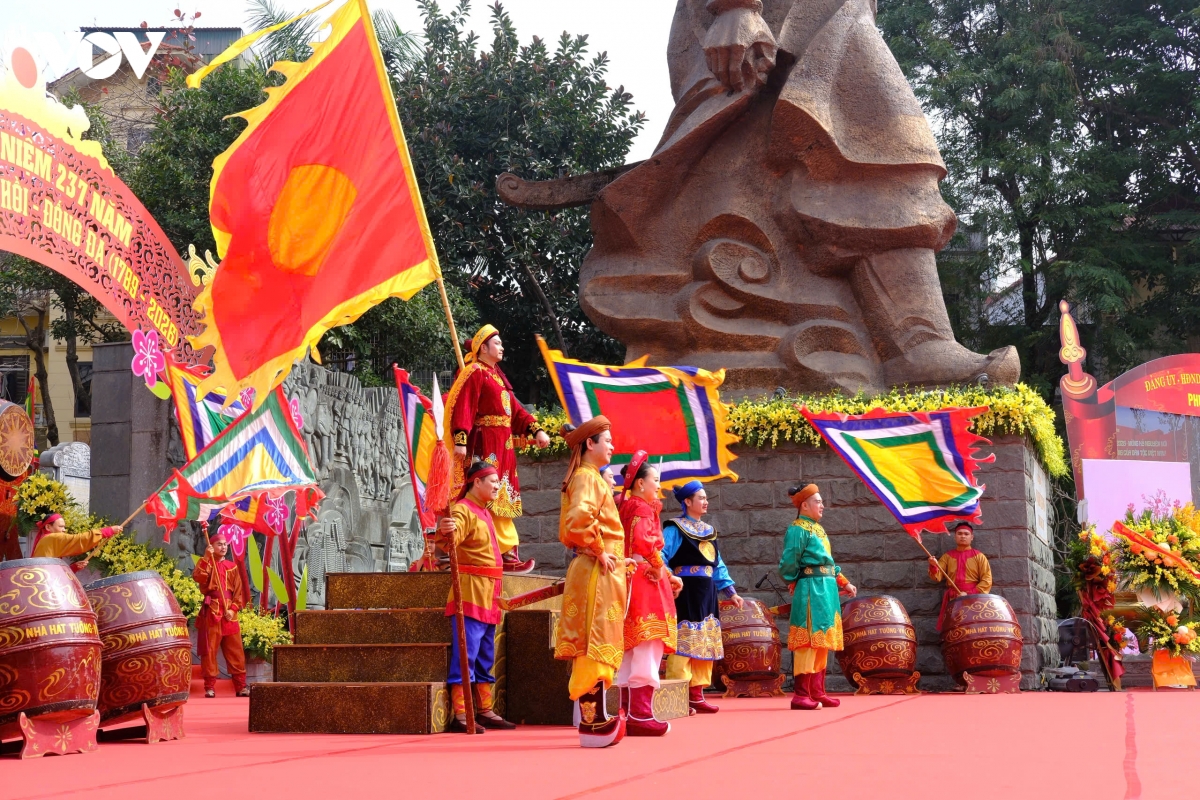nguoi dan thu do no nuc du le hoi go Dong Da xuan binh ngo 2026 hinh anh 19