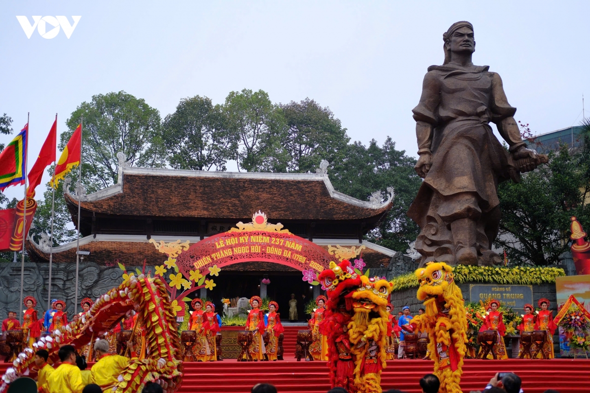 nguoi dan thu do no nuc du le hoi go Dong Da xuan binh ngo 2026 hinh anh 10