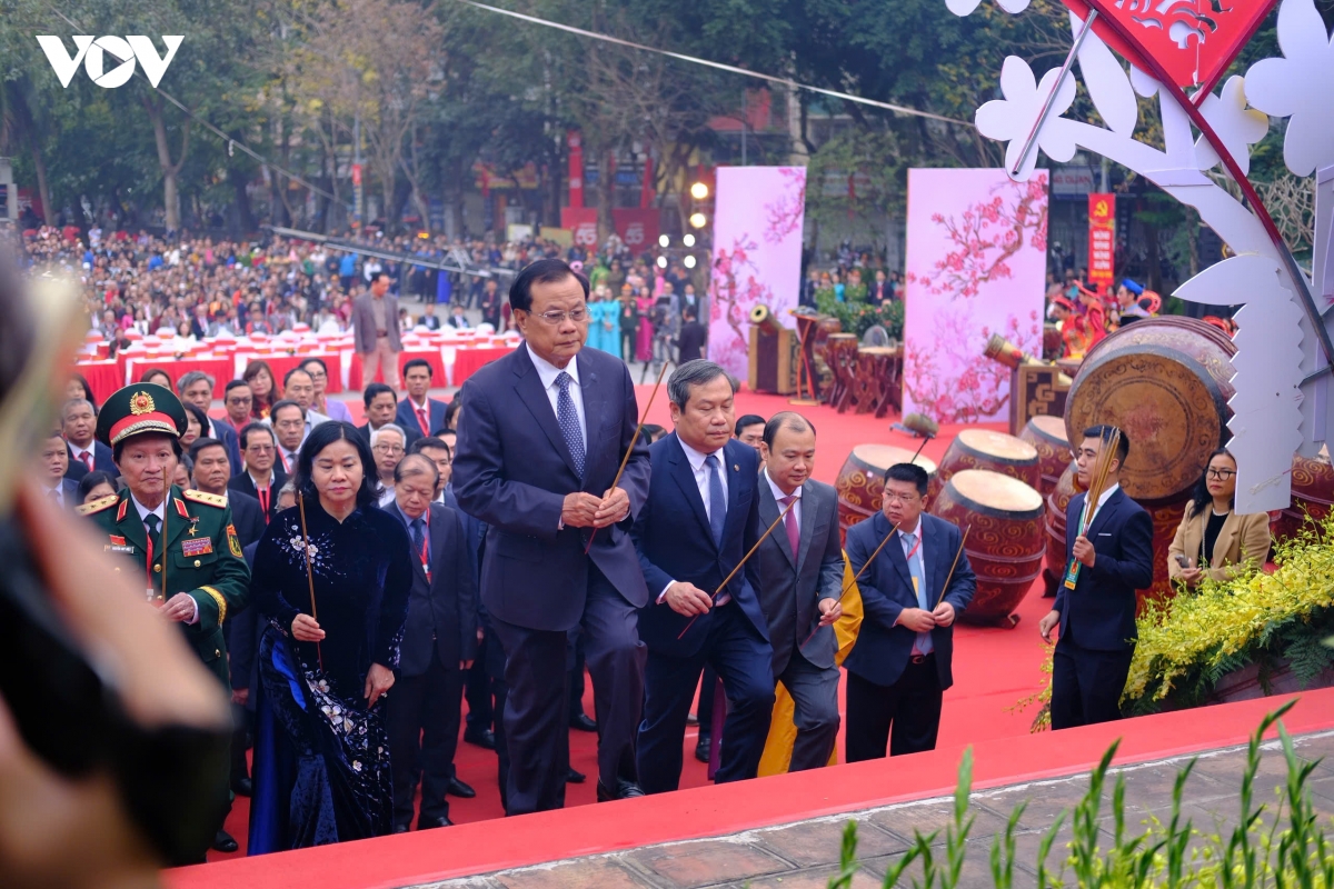 nguoi dan thu do no nuc du le hoi go Dong Da xuan binh ngo 2026 hinh anh 7