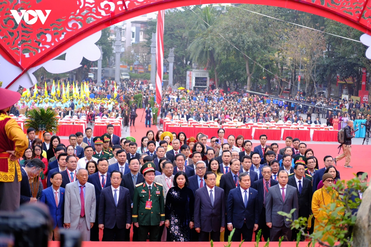 nguoi dan thu do no nuc du le hoi go Dong Da xuan binh ngo 2026 hinh anh 4