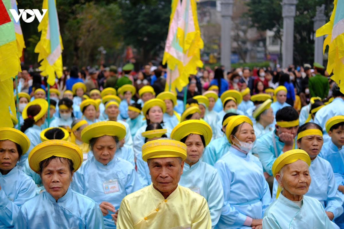 nguoi dan thu do no nuc du le hoi go Dong Da xuan binh ngo 2026 hinh anh 2