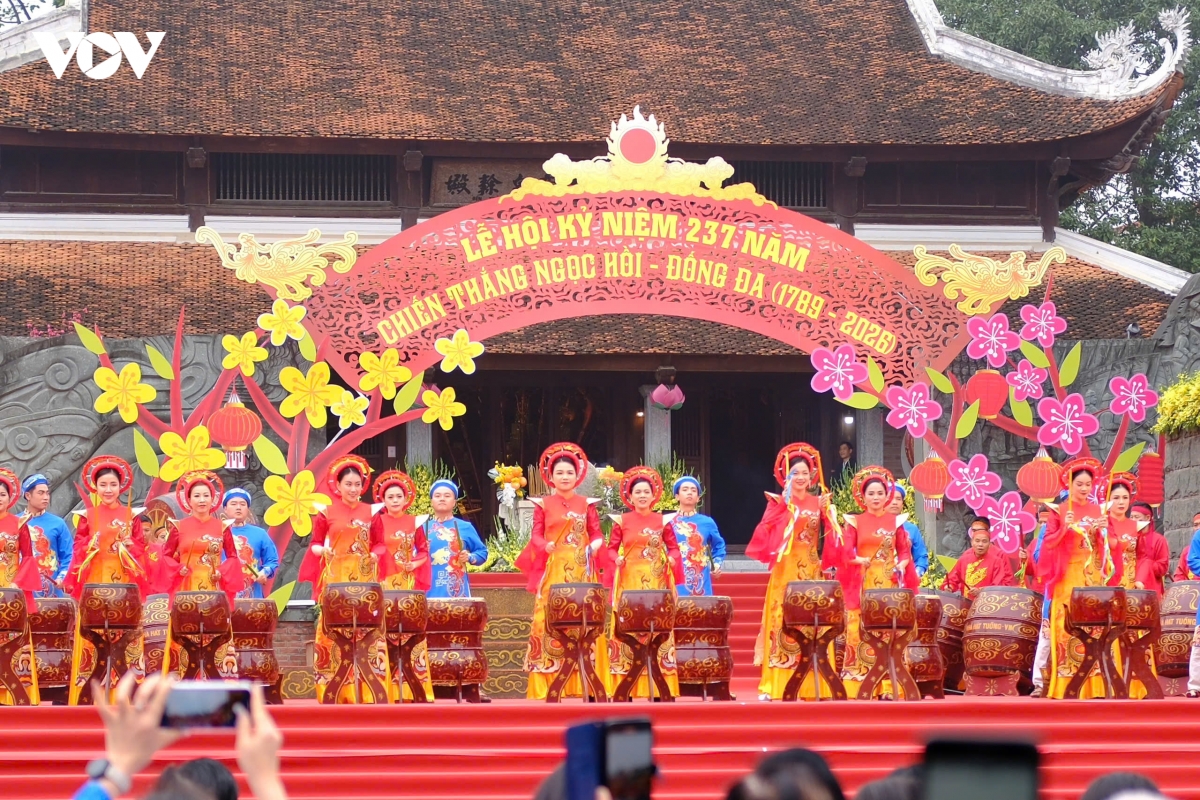 nguoi dan thu do no nuc du le hoi go Dong Da xuan binh ngo 2026 hinh anh 9