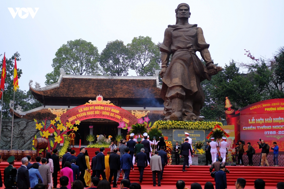 nguoi dan thu do no nuc du le hoi go Dong Da xuan binh ngo 2026 hinh anh 1