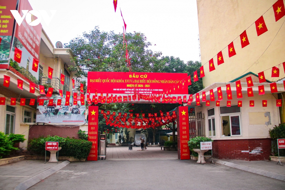 khong gian lich su ha noi ruc ro co hoa truoc ngay bau cu hinh anh 14