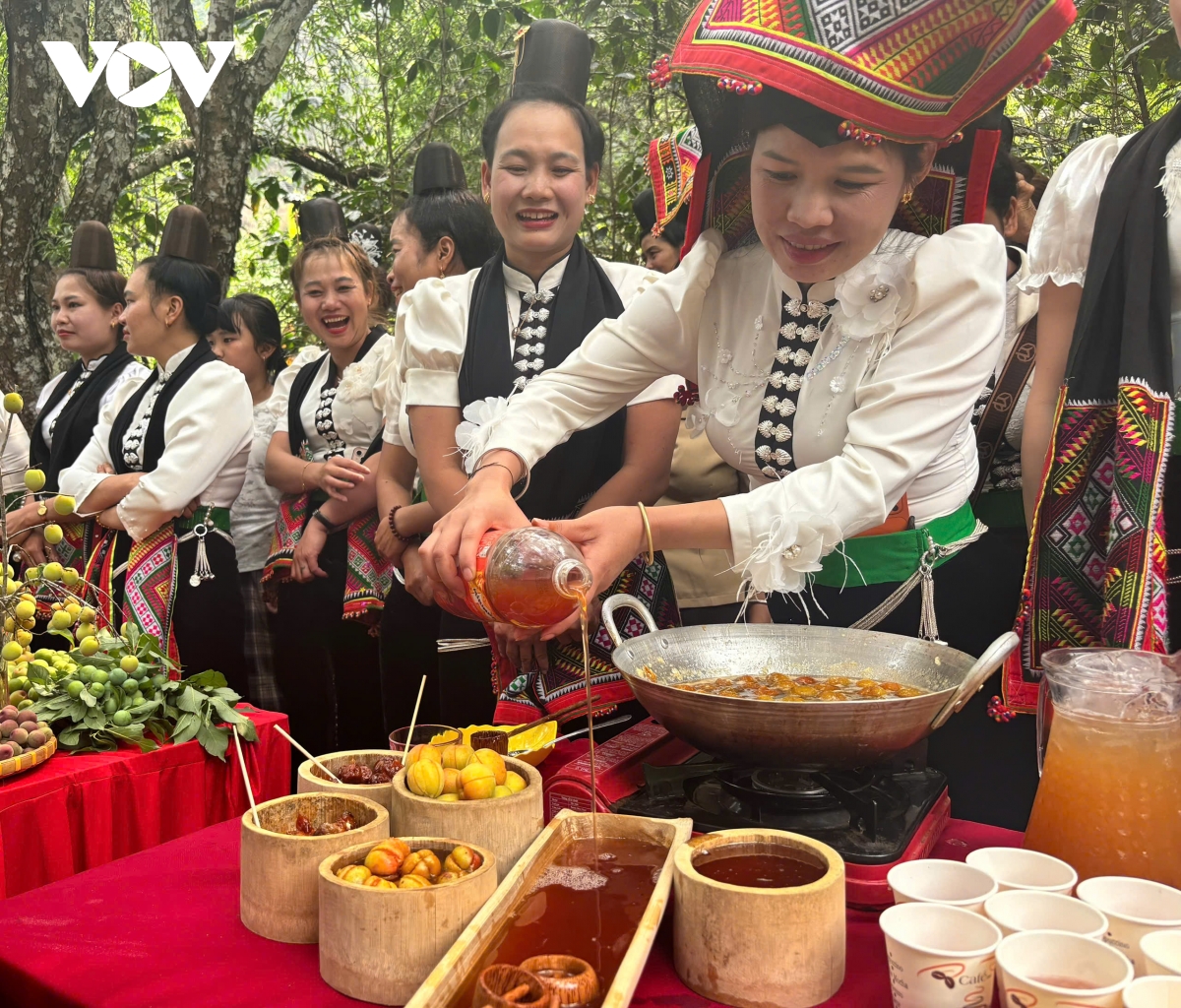 Sôi động hội thi hái mơ lần đầu tổ chức tại bản Thái Tòng Xét, Sơn La