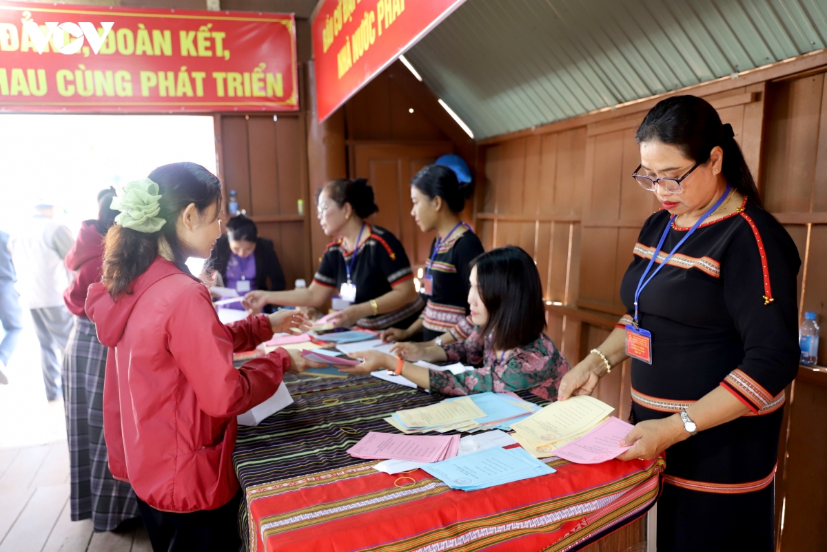 nguoi co uy tin gop phan dua ngay hoi bau cu den cac buon lang tay nguyen hinh anh 2