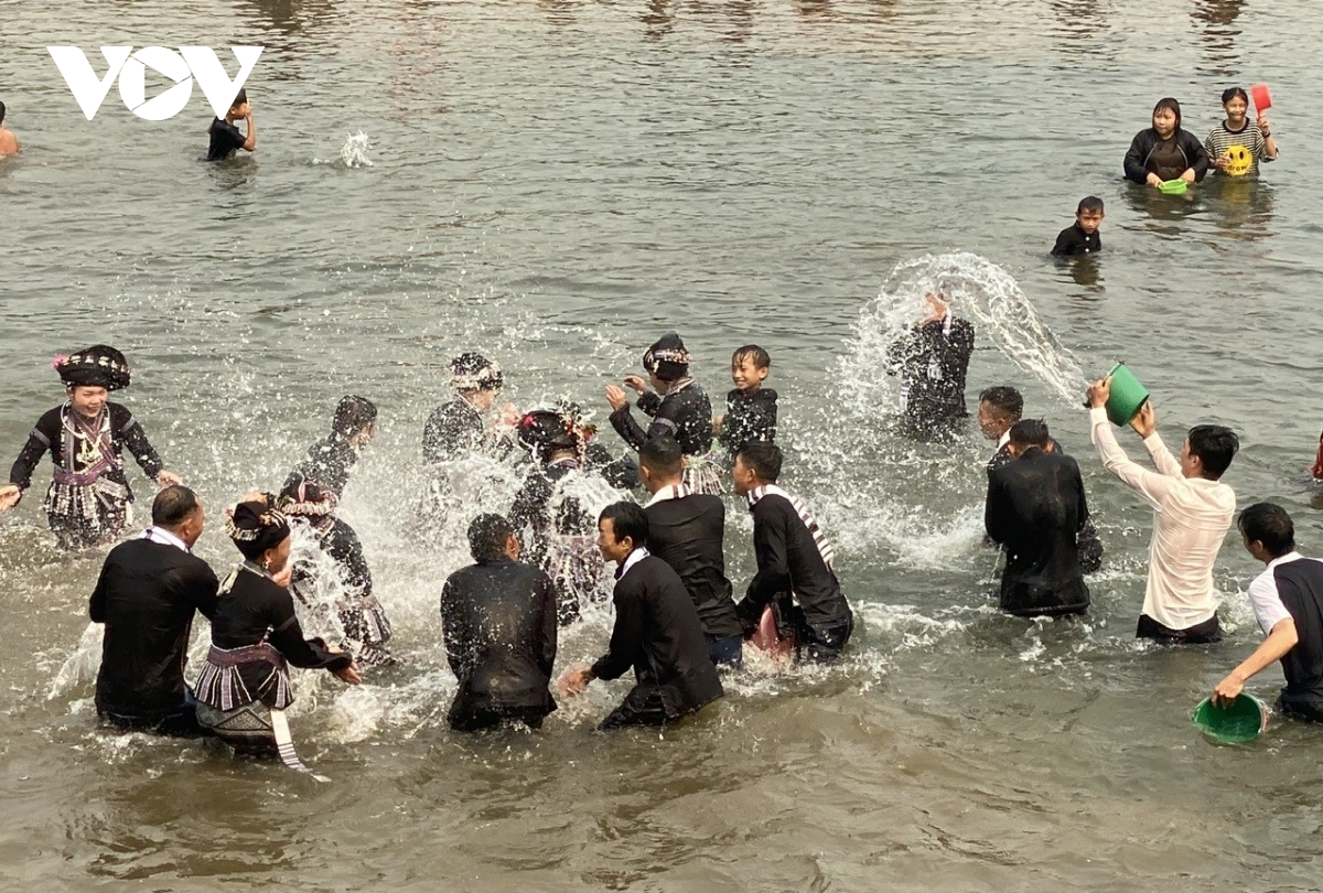 ron rang le hoi bun voc nam ben dong nam mu hinh anh 17