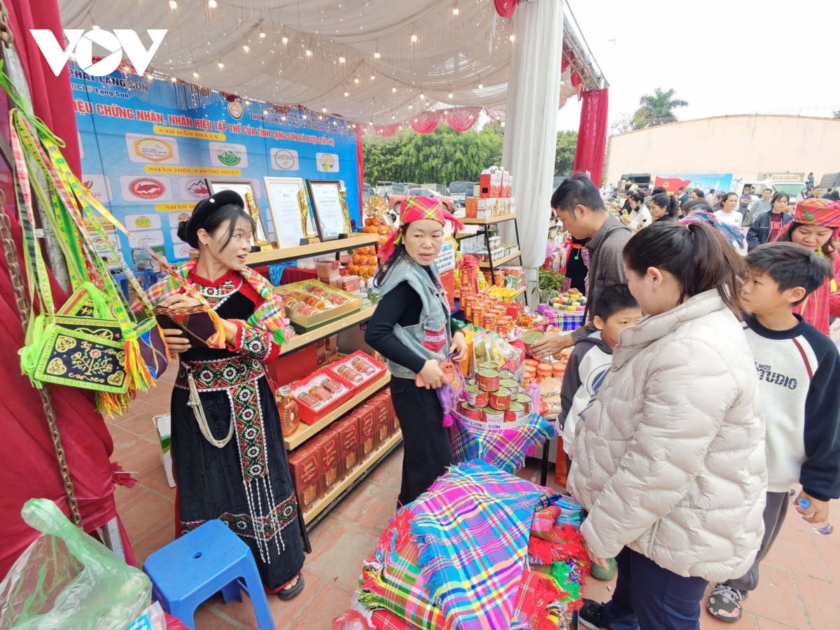 lang son don hon 1 trieu luot khach dip le hoi den ky cung - ta phu nam 2026 hinh anh 5