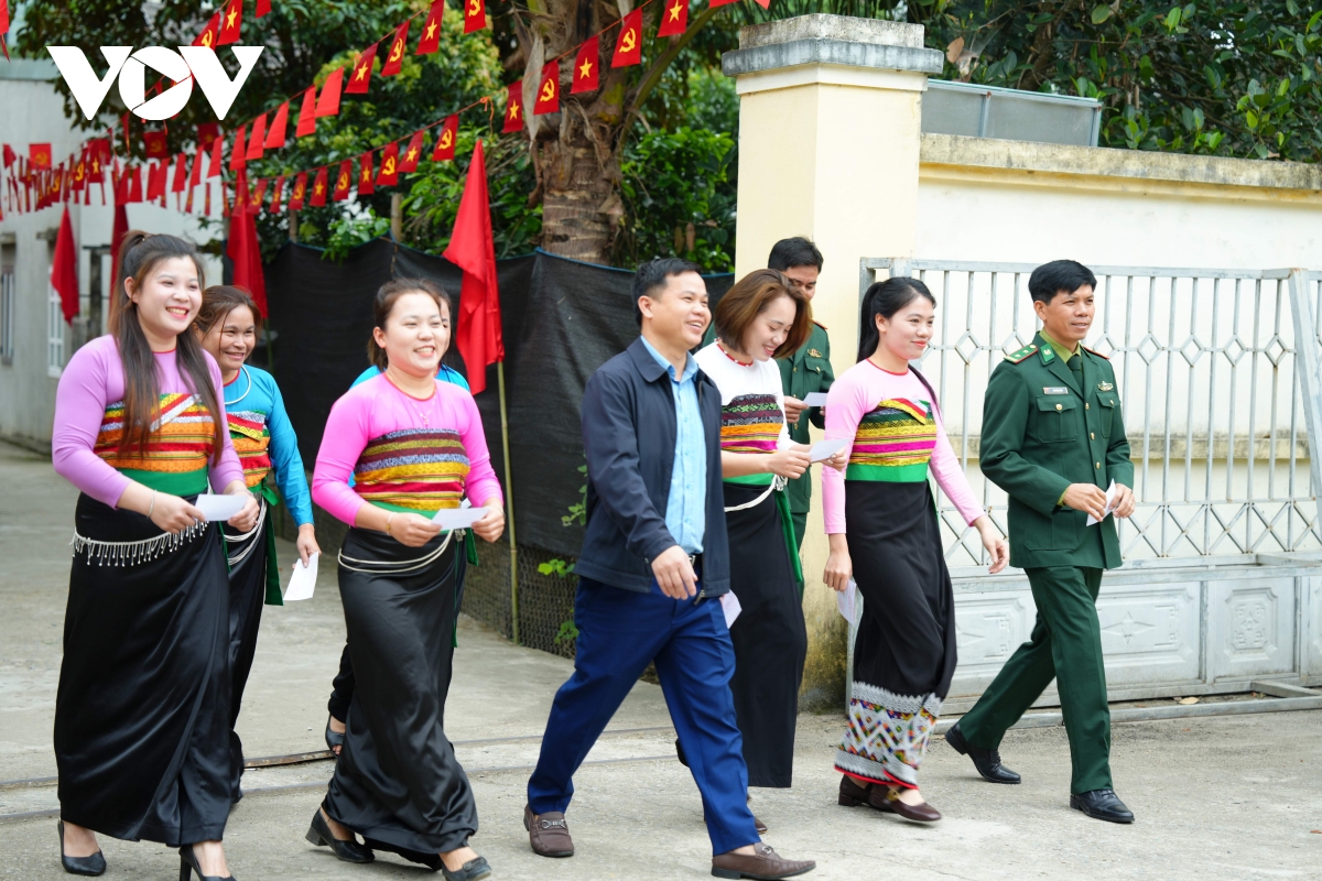 Dong bao cac dan toc vung bien xu thanh no nuc di bau cu hinh anh 11