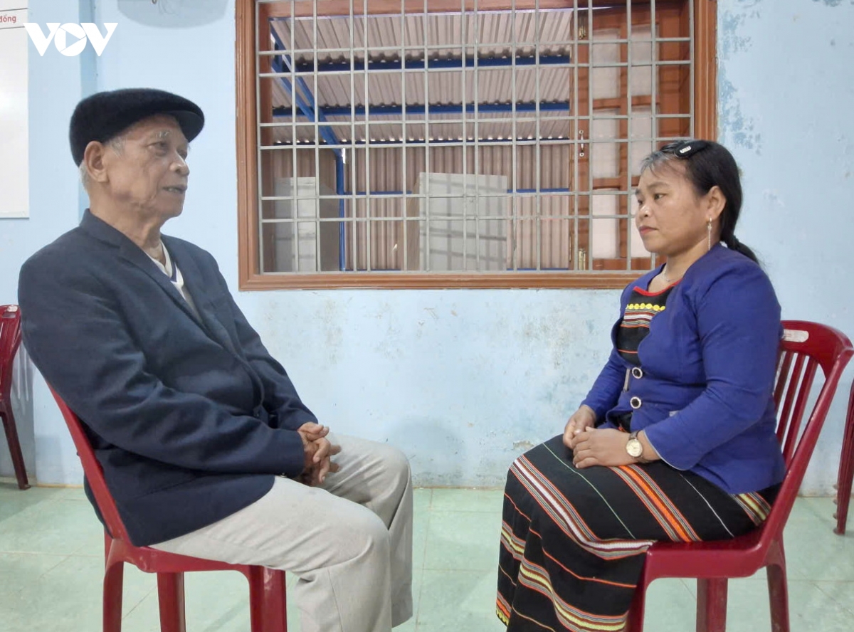  Den ngay 15 3, ba con tam gac lai cong viec nuong ray de di bau cu hinh anh 1