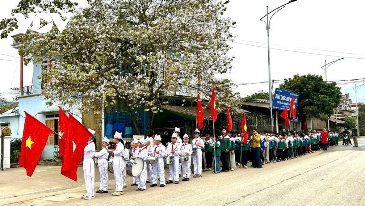 ron rang ngay hoi lon qua man dieu hanh co dong cua hoc sinh mien nui lao cai hinh anh 1