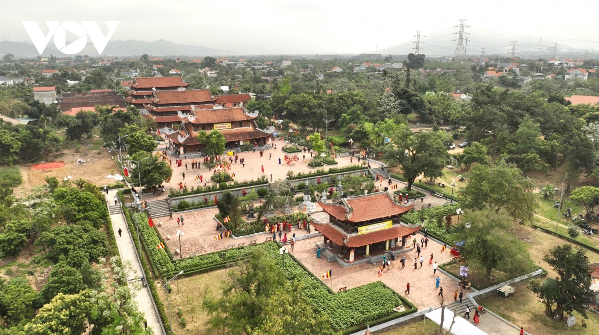 ron rang le hoi chua quynh lam giua dat thieng binh khe, quang ninh hinh anh 2