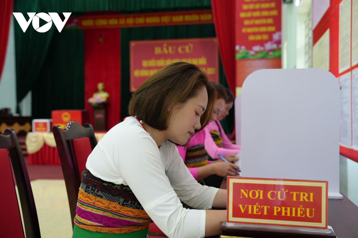 Dong bao cac dan toc vung bien xu thanh no nuc di bau cu hinh anh 13