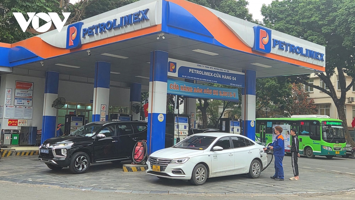 Giá xăng dầu khó lường, có người tiết giảm nhu cầu theo giá phở gà