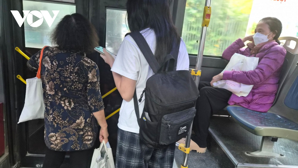 gia xang dau kho luong, co nguoi tiet giam nhu cau theo gia pho ga hinh anh 1